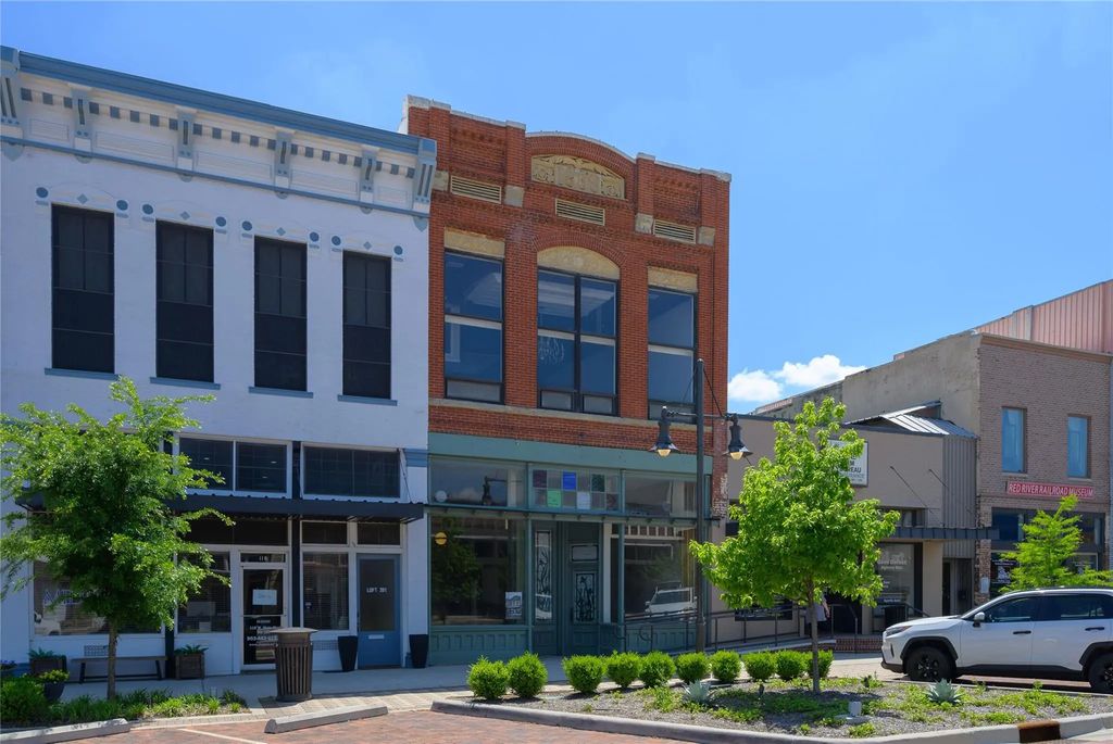120 W Main Street, Denison