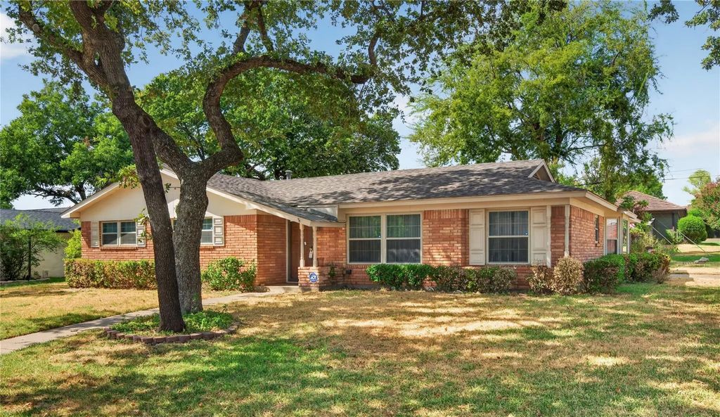 520 Circleview Drive N, Hurst