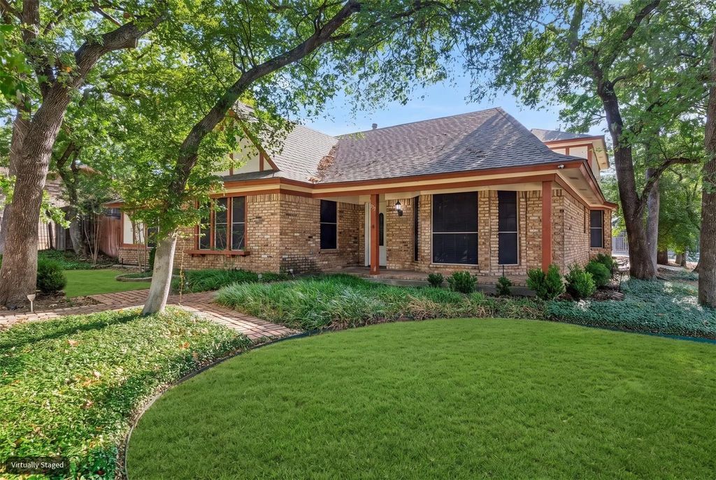 615 Country Green Lane, Arlington