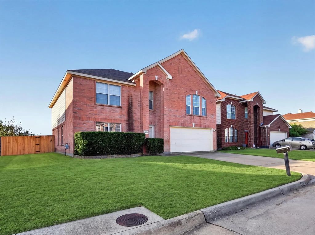 4721 Sleepy Ridge Circle, Fort Worth