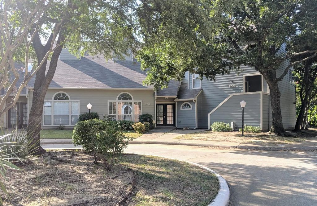 702 Bel Aire, Irving