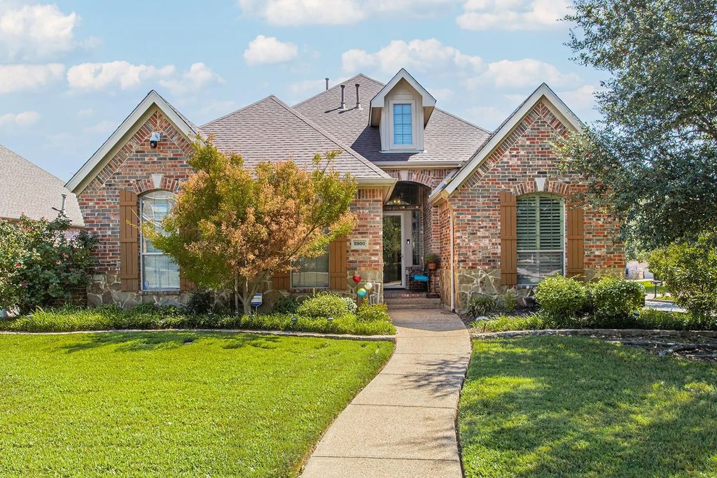 5900 Barton Springs Drive, North Richland Hills