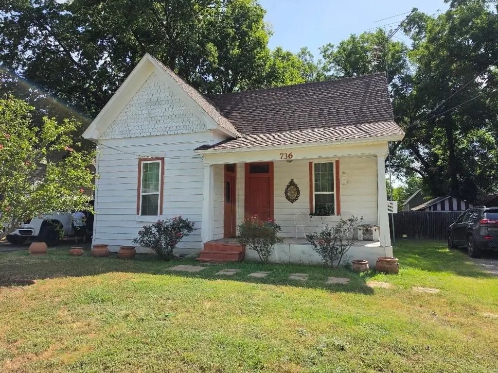 736 N Robinson Street, Cleburne