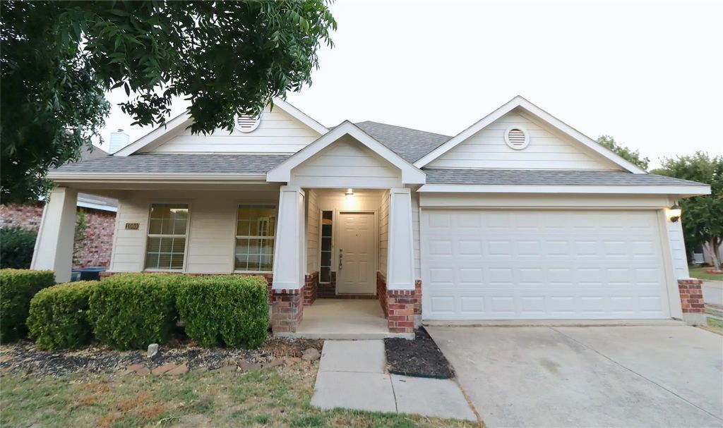1000 Warbler Lane, Aubrey