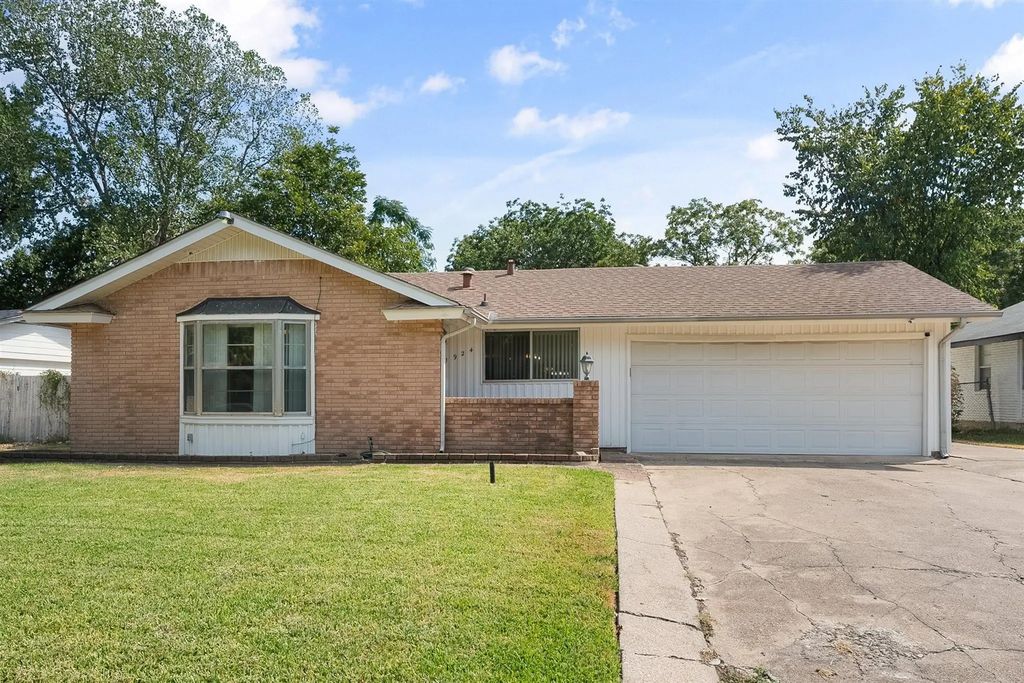 1924 Canterbury Street, Irving