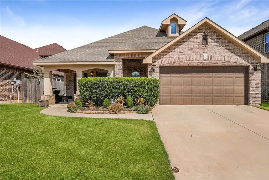 4332 Sweet Clover Lane, Fort Worth