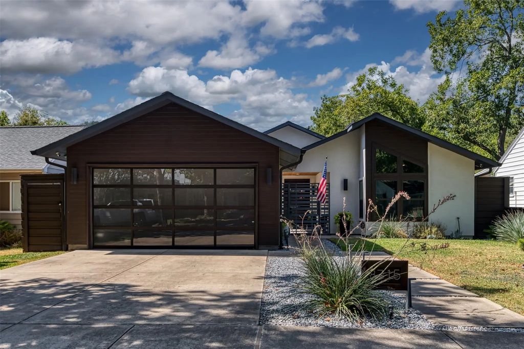 8715 Forest Hills Boulevard, Dallas