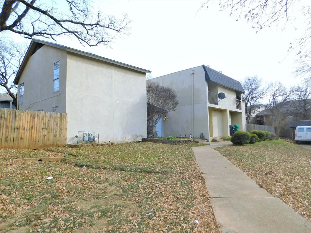 1913 Kingswood Court, Denton
