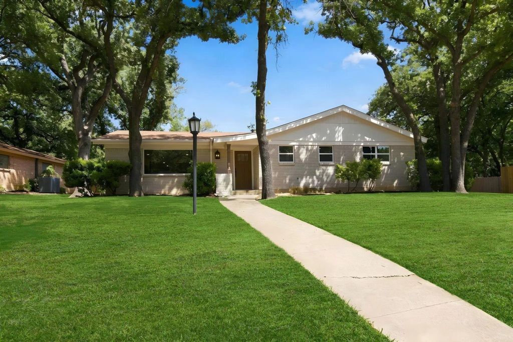 508 Oak Park Drive, Hurst