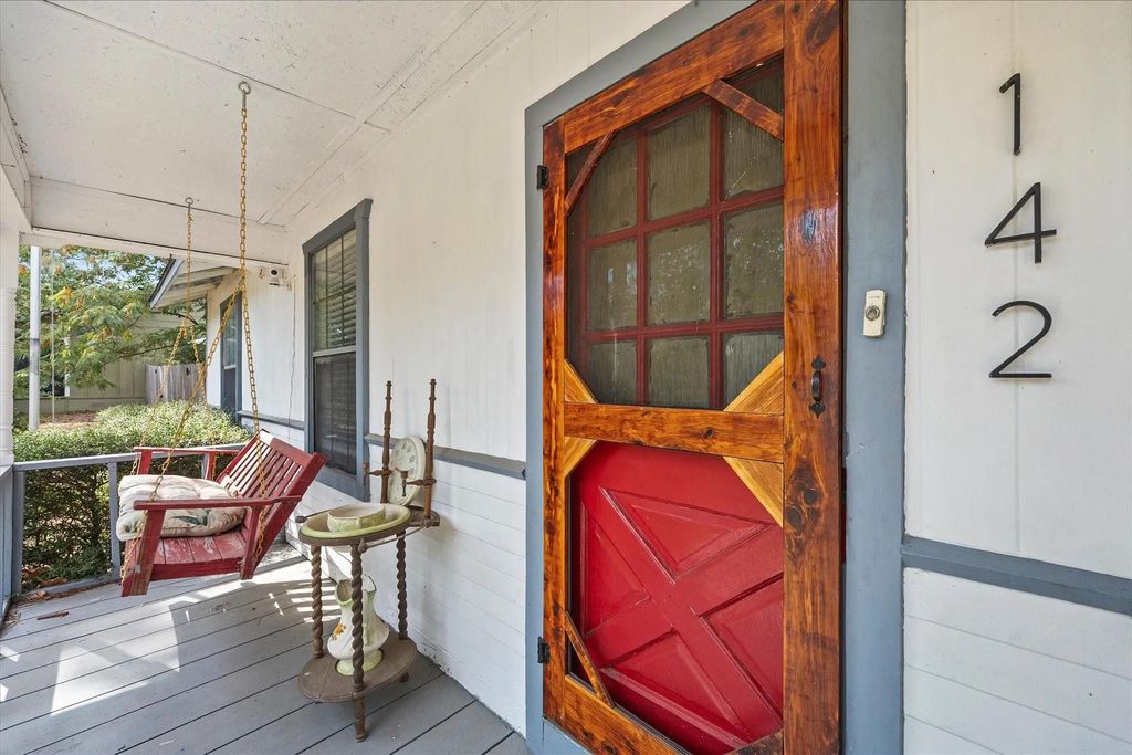 142 Iowa Place, Van