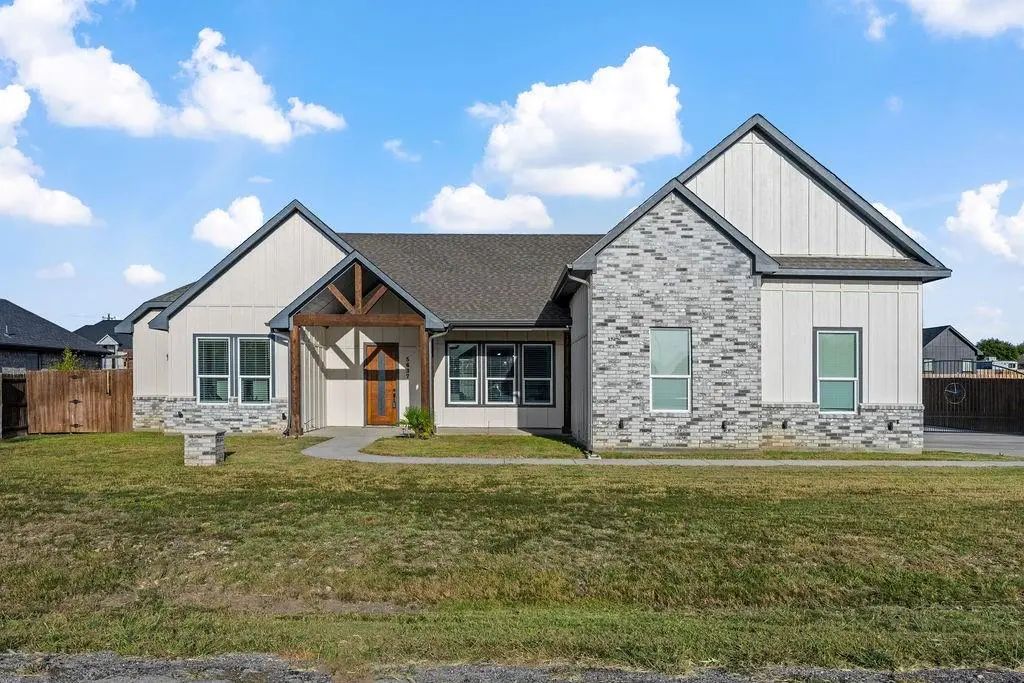 5637 Pollys Way, Fort Worth