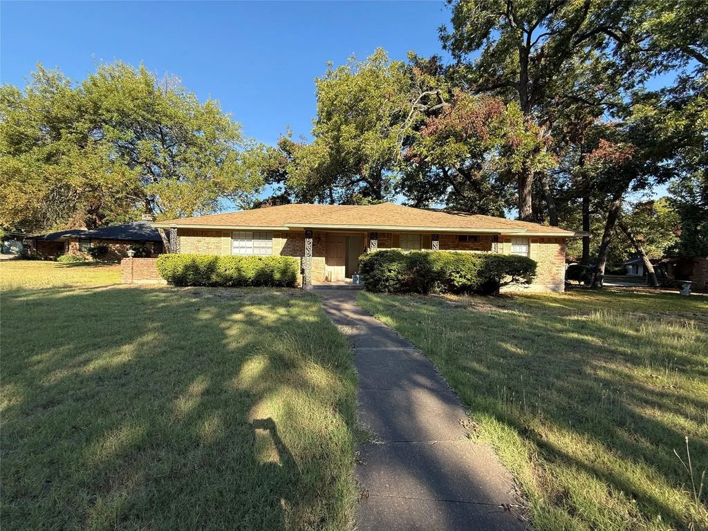 301 Lakewood Drive, DeSoto
