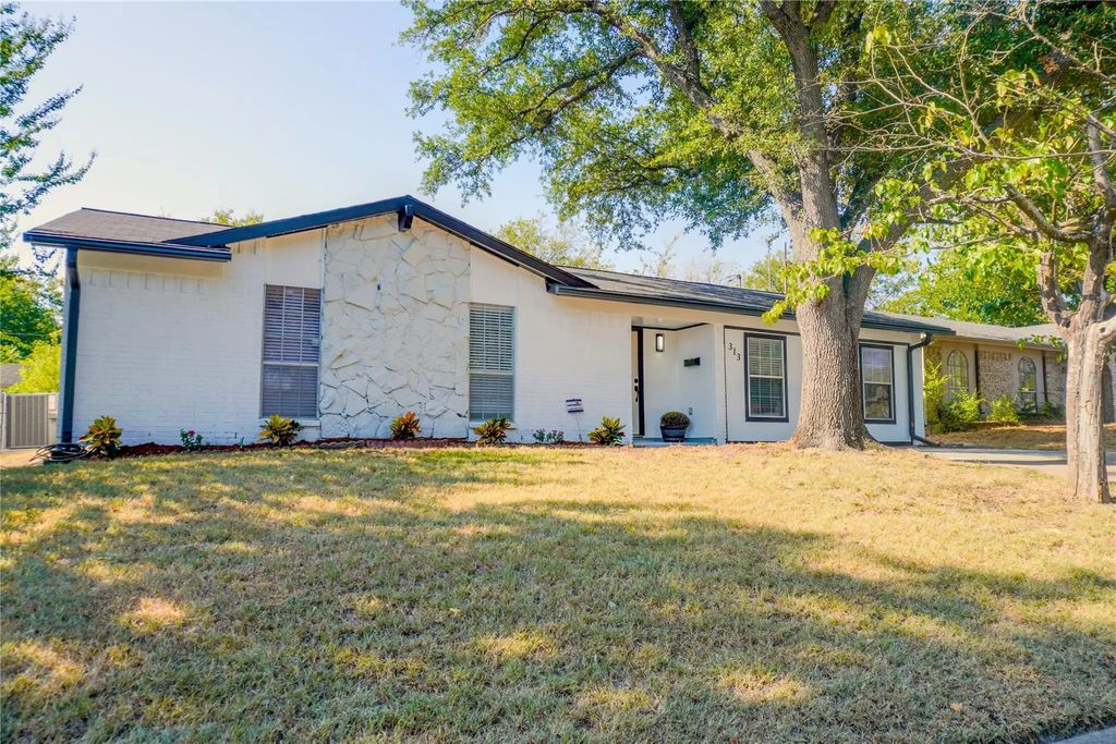 313 Boulder Court, Burleson