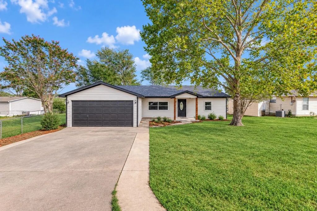 230 Overlook Trail, Gun Barrel City