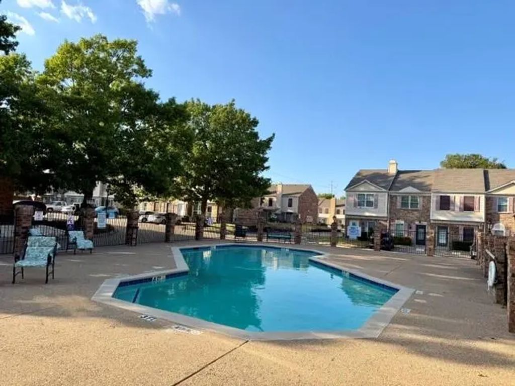 621 Carriagehouse Lane 4f, Garland