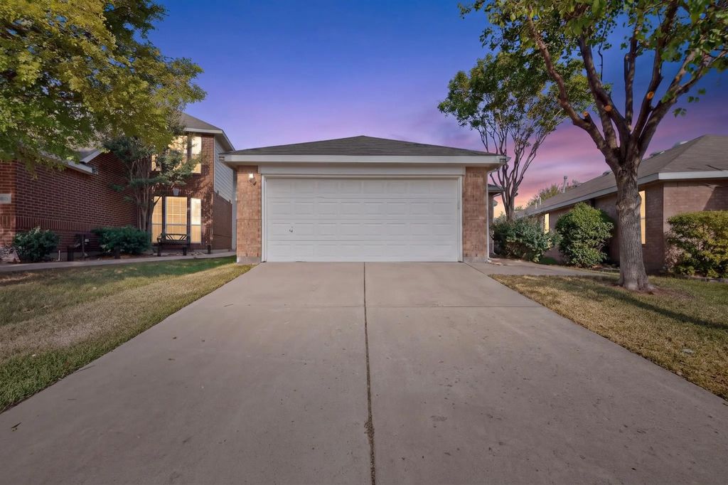 11529 Petunia Drive, Fort Worth