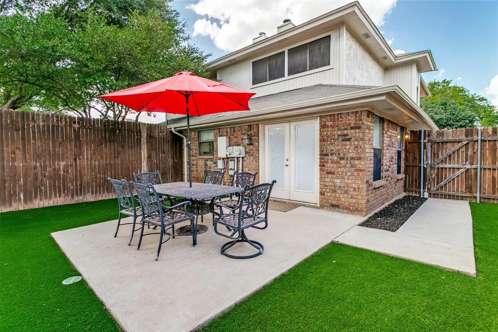 529 Essex Place, Euless