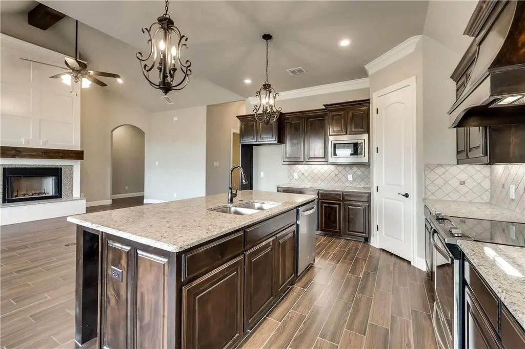 3100 Main Street, Granbury