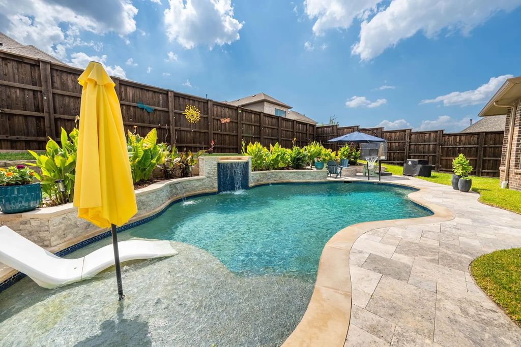 1013 Calm Crest Drive, Rockwall