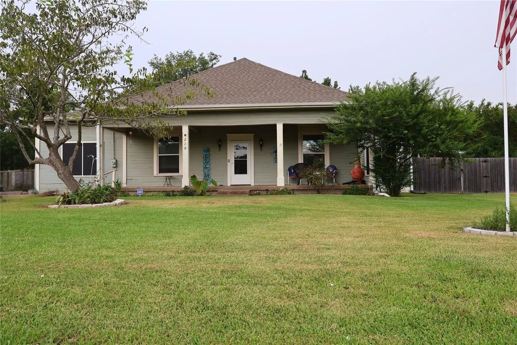 210 Hopkins, Alba