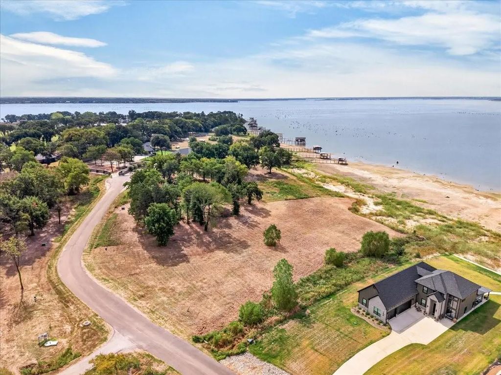 768 Sunset Court, Mabank