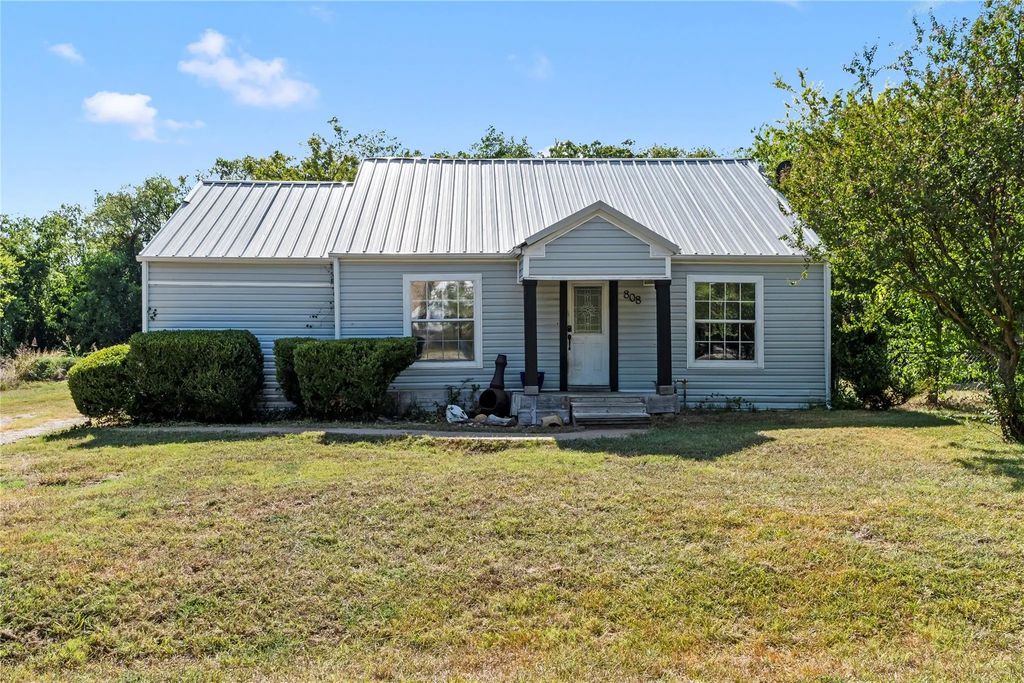 808 N Main Street, Kemp