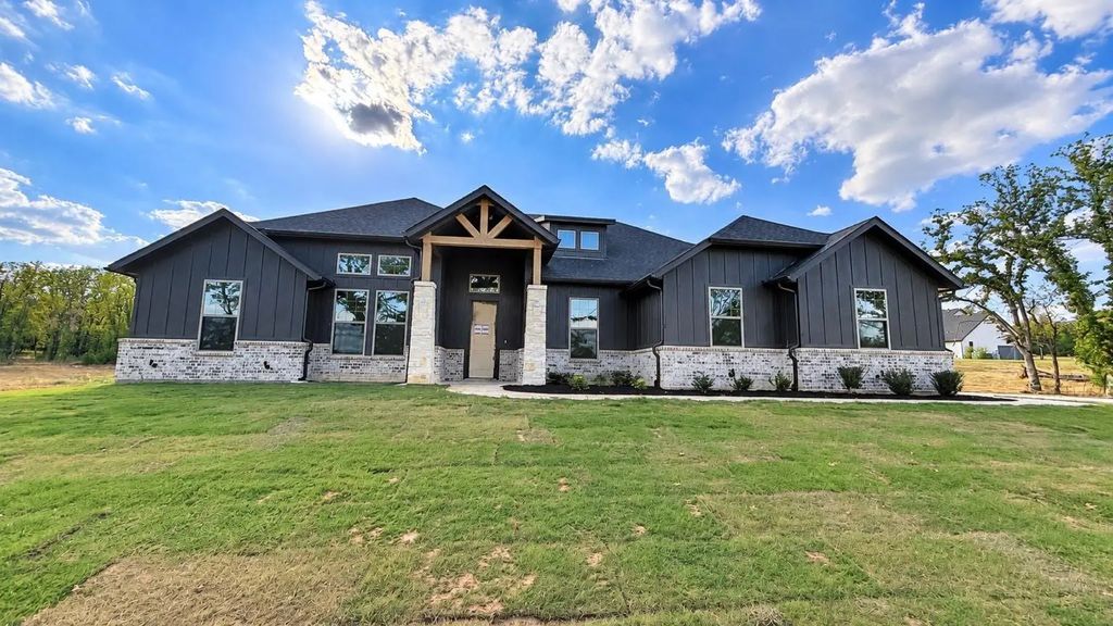 735 County Road 3355, Paradise