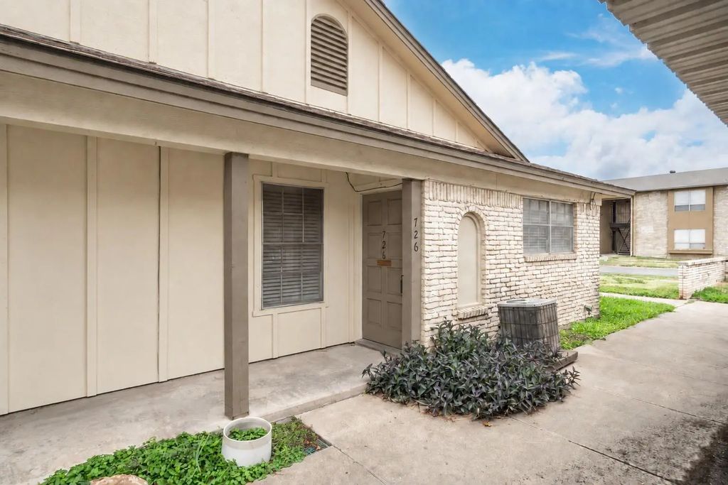 726 E Pecan Street, Hurst