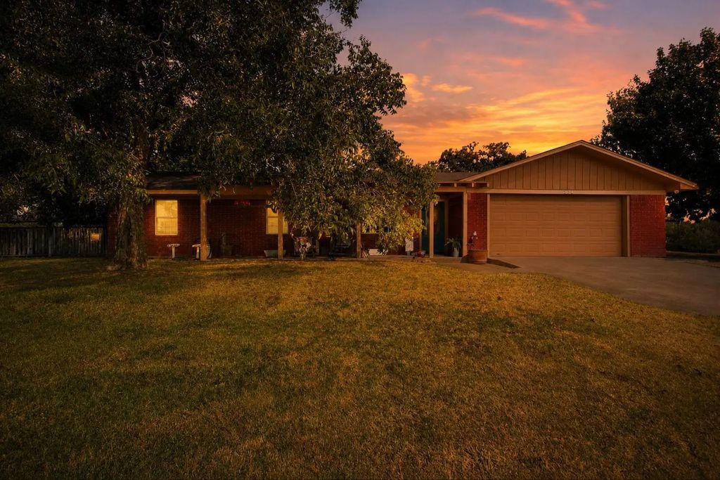 311 Dennis Road, Lipan