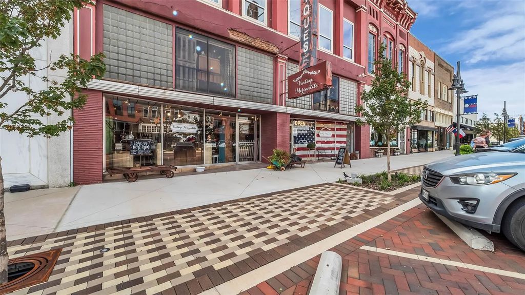 306 W Main Street, Denison