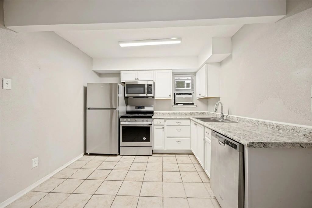 1001 W Elm Street 204, Denison