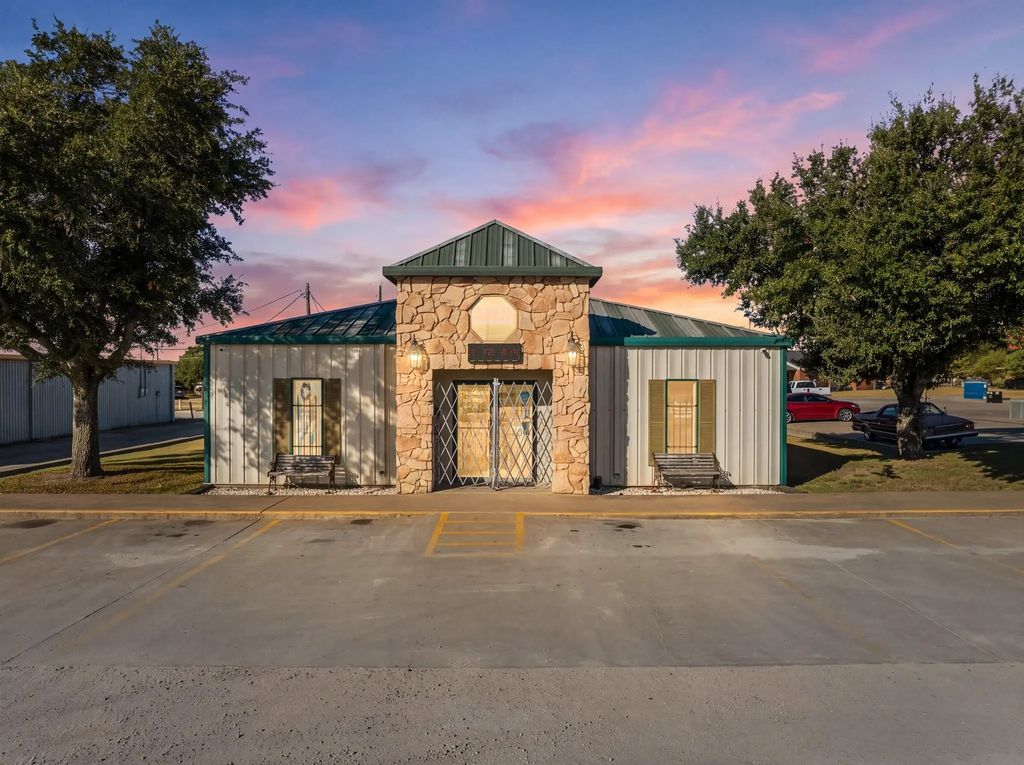 1225 N Brazos Street N, Whitney