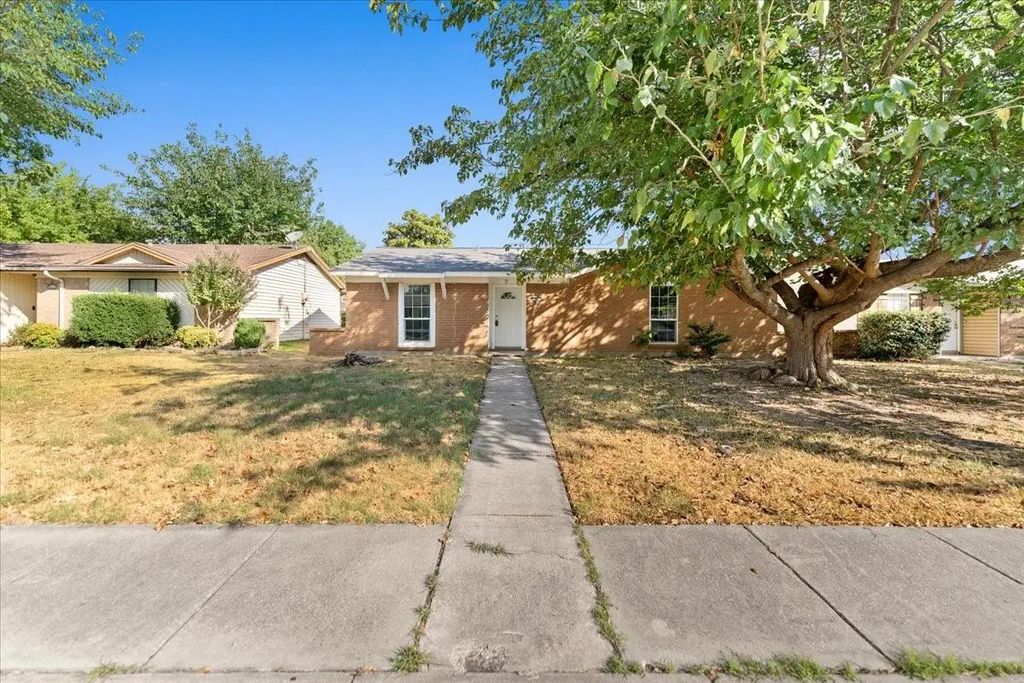 901 Wandering Way Drive, Allen
