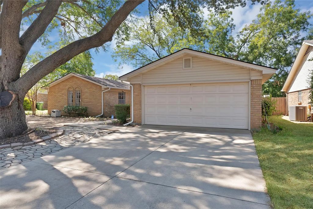 2004 Stefani Court, Arlington