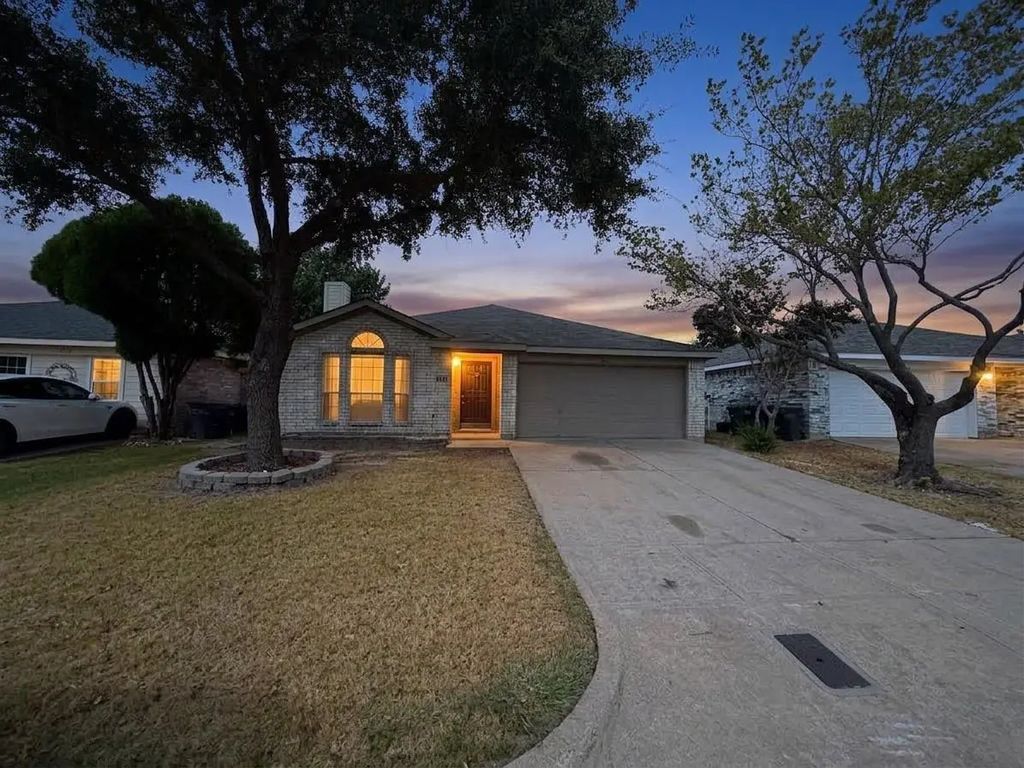 8109 E Summer Trail Drive, Fort Worth