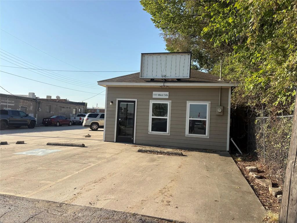111 W 5th Street, Justin