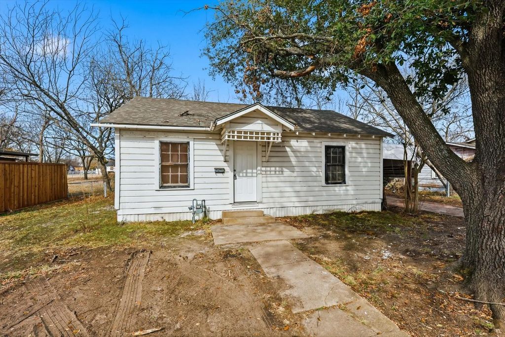 803 E 14th Street, Bonham