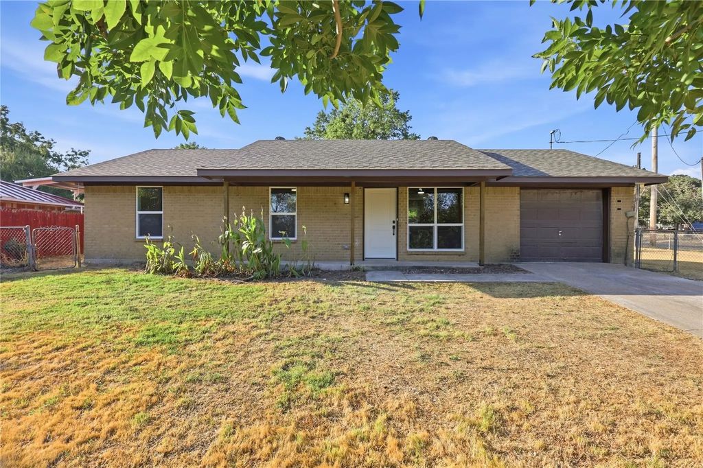 527 W Aubrey Street, Pilot Point