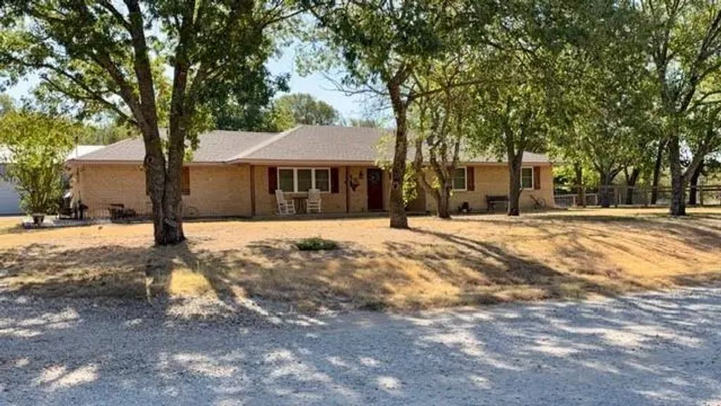 328 County Road 4664, Leonard