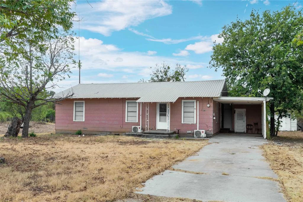 408 S 4th Street, Bangs