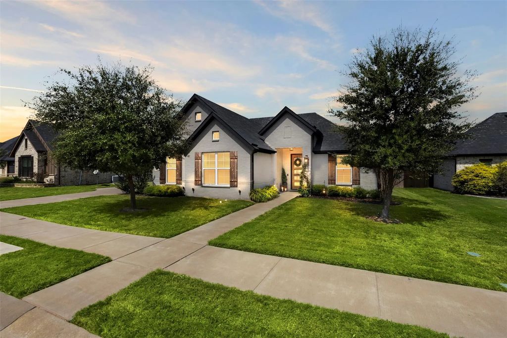 116 Steves Way, Waxahachie