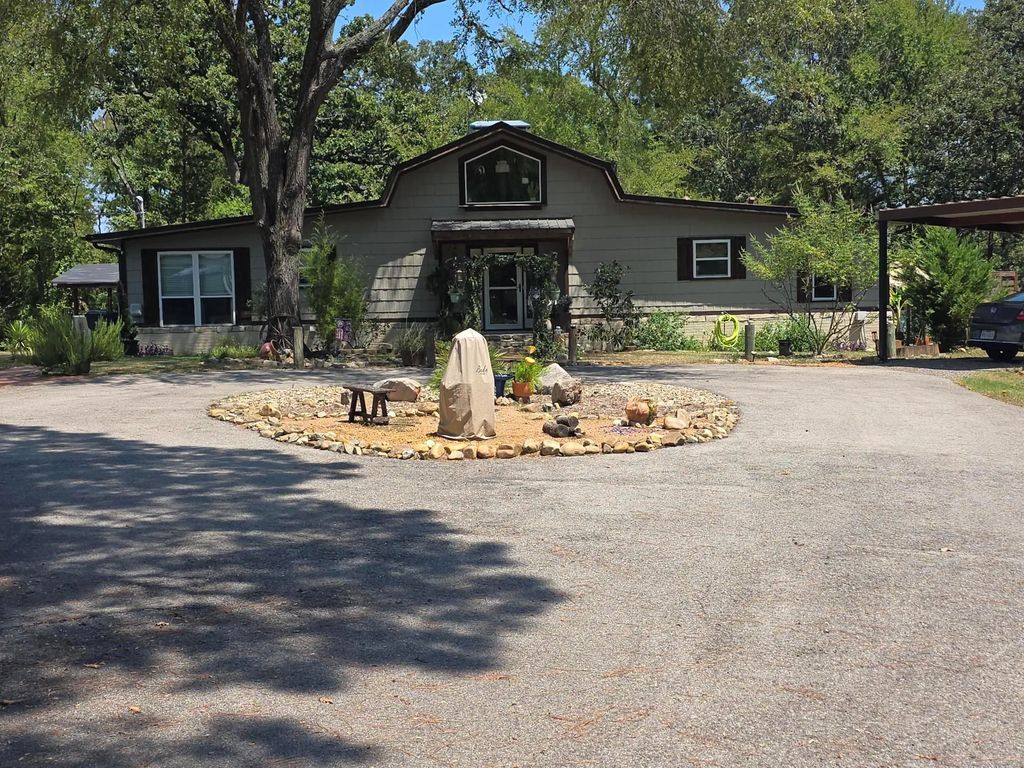185 Private Road 6604, Mineola