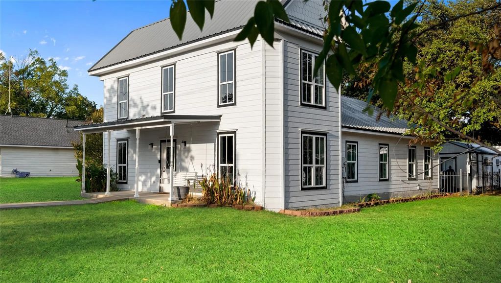 202 N Kickapoo Street, Lipan