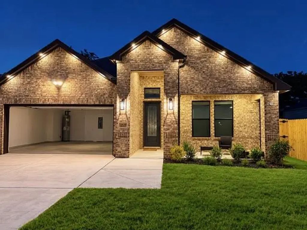 1930 Houston Street, Grand Prairie