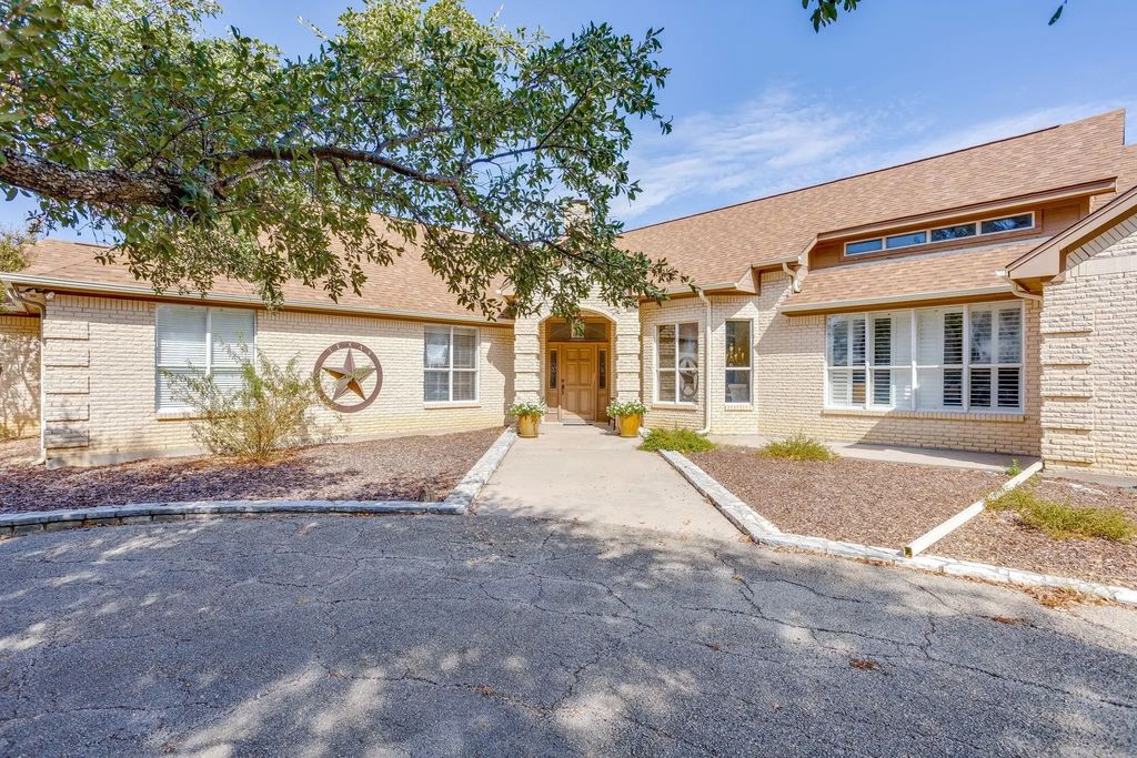 2112 Miller Court, Granbury