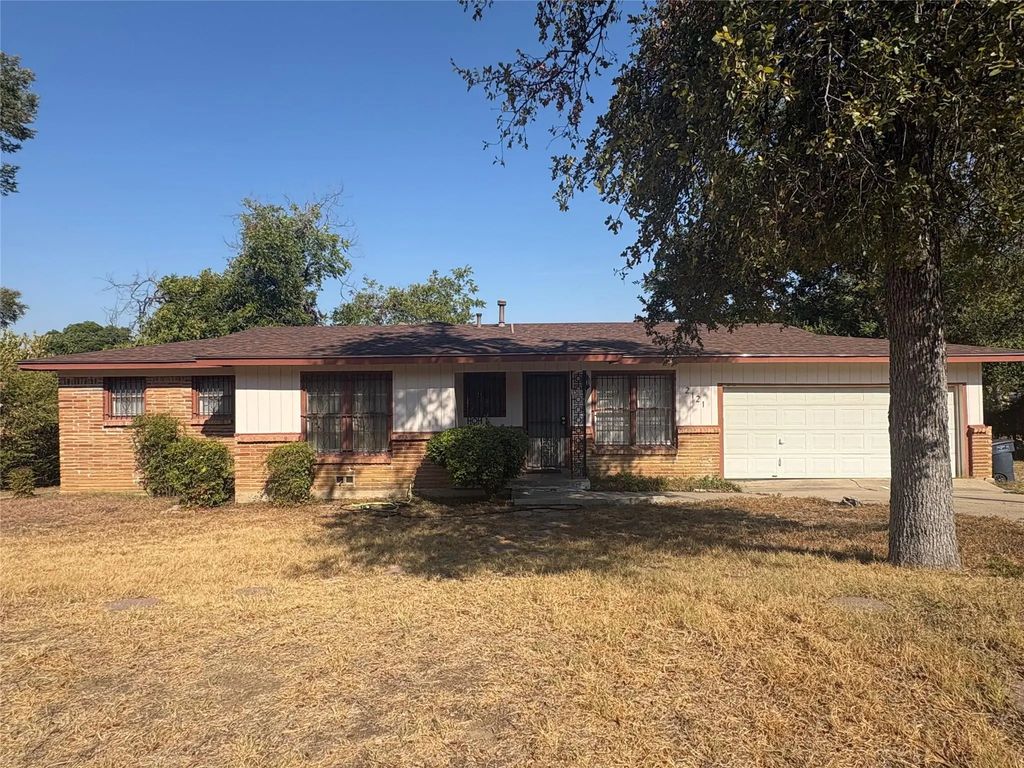 2121 Kingsdale Drive, Fort Worth