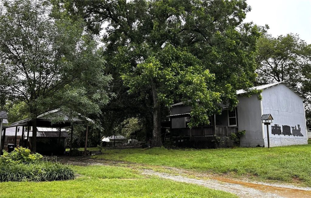 2931 S Barrett Avenue, Denison