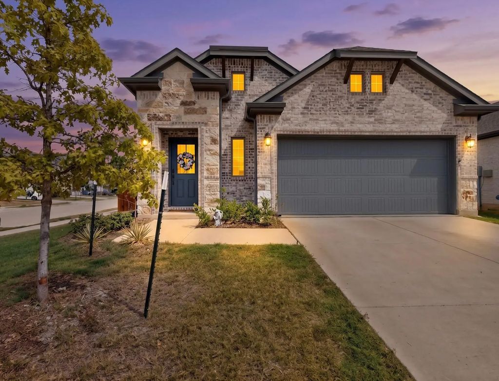 902 Crested View Place, Lavon