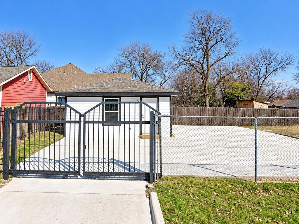 2102 E Overton Road B, Dallas