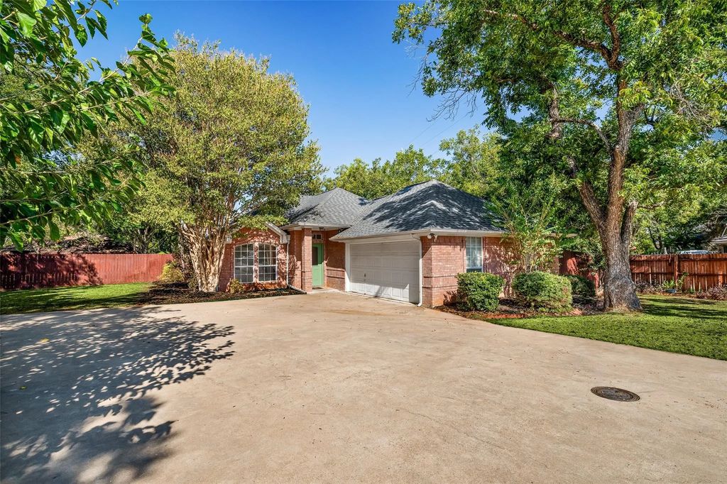 8816 The Briers Court, Granbury